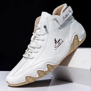 Detailansicht weißer High-Top-Sneaker mit Klettverschluss und welliger khakifarbener Sohle