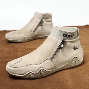 Détail de bottines en cuir beige avec fermeture éclair latérale et col en maille tricot