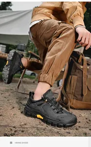 Dettaglio delle scarpe da trekking in pelle da uomo con suola in gomma e inserti gialli