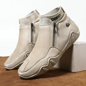 Vue détaillée des bottines beiges montantes avec zip latéral et col de style chaussette