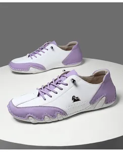 Vue de dessus de baskets décontractées bicolores avec accents violets et petit logo