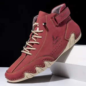 Makroaufnahme weinroter High-Top-Wildlederstiefel mit cremefarbener Gummisohle und Klettverschluss
