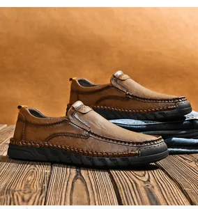 Detail van handgestikte naden en bruin lederen textuur op casual herenschoenen buiten