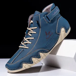 Nahaufnahme von High-Top Nubuk-Stiefeln mit welligen Gummisohlen und Klettverschluss