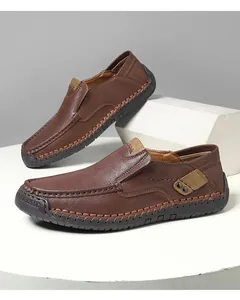 Λεπτομέρεια από καφέ δερμάτινα μοκασίνια με χειροποίητες ραφές και σόλα από καουτσούκ