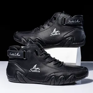 Nahaufnahme schwarzer High-Top-Freizeitschuhe mit Litschi-Maserung und Wellensohlen-Profil