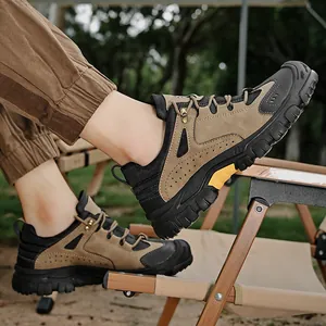 Scarpe outdoor da uomo in pelle kaki con suola spessa in gomma e dettagli gialli
