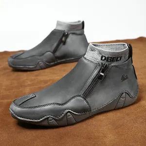 Détail de bottines grises en cuir avec fermeture éclair et col en tricot extensible