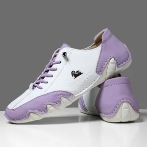 Chaussures décontractées basses bicolores en cuir avec touches violettes et semelles ondulées