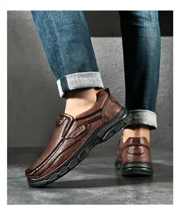 Detailopname van bruine leren casual schoen met dikke antislipzool en stiksels