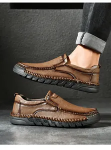 Detailopname van bruine lederen loafers met handgemaakte stiksels en rubberen zool