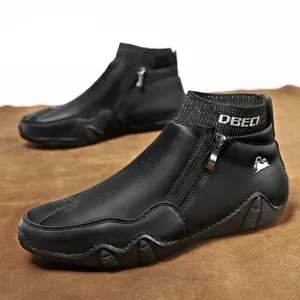 Détail de bottines hautes en cuir noir avec col en tricot et fermeture éclair latérale