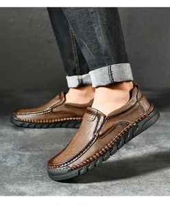 Detail van bruine leren loafers met handgemaakte stiksels en dikke rubberen zolen