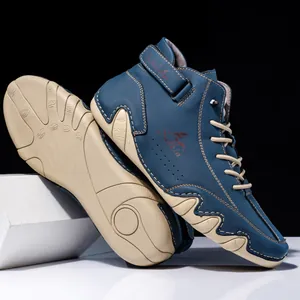 Detaillierte Seitenansicht dunkelblauer High-Top-Sneaker mit beiger Wellensohle und Klettband