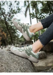 Nahaufnahme von Leder-Wanderschuhen auf Felsen mit dicker rutschfester Gummisohle
