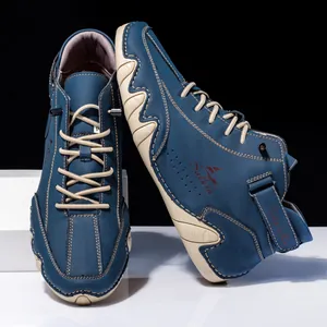 Detailansicht der High-Top-Freizeitschuhe mit Sägezahnsohle und feinen Nähten auf blauem Leder