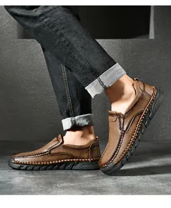 Detail van handgestikt leer op bruine casual loafers met duurzame zwarte buitenzool