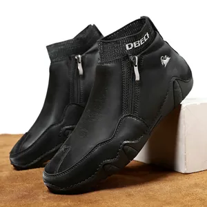 Détail de bottine en cuir noir avec fermeture éclair latérale et col en maille grise
