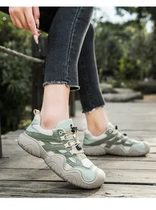 Nahaufnahme der Premium-Leder-Wanderschuhe mit rutschfester Sohle auf einem Holzsteg