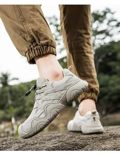 Herren-Wanderschuhe aus Leder mit Schnellverschluss und rutschfester Sohle im Freien