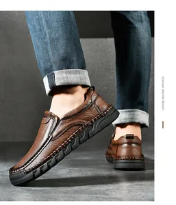 Detail van donkerbruine leren herenschoenen met een dikke profielzool en stikselaccenten