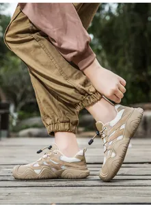 Khaki Wildleder Wanderschuh mit Schnellverschlusssystem auf einem Holzsteg im Wald