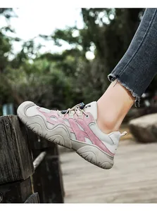Outdoor-Aufnahme von rosa-beigen Leder-Sneakern mit rutschfester Wellen-Sohle