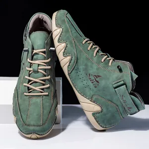 Detail eines blauen Wildleder-Stiefeletten mit beiger Sohle und Salkin-Markenlogo