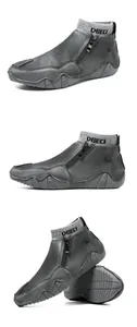 Détail de bottines hautes décontractées avec fermeture éclair et col en maille