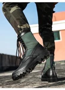 Nahaufnahme von taktischen Stiefeln im Militärstil mit Leder-Patchwork und rutschfester Sohle