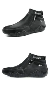 Détail de bottines noires pour hommes avec col en tricot et fermeture éclair latérale
