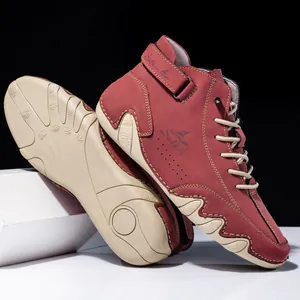 Detailansicht dunkelroter High-Top-Freizeitschuhe mit gewellter Gummisohle und Klettverschluss