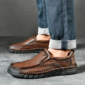 Donkerbruine heren loafers van leer met handgemaakte stiksels en slipvaste rubberen zolen