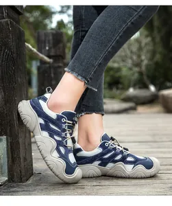 Details von blauen Outdoor-Wanderschuhen mit Mesh-Einsätzen und Schnellschnürsystem