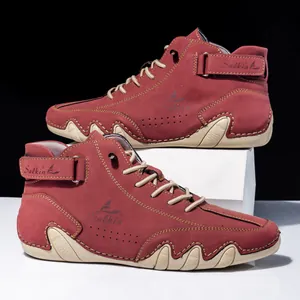 Detailansicht rötlich-brauner High-Top-Freizeitschuhe aus Wildleder mit Gummisohlen