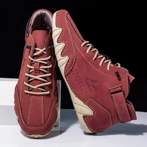Details burgunderrote High-Top Outdoor-Stiefel mit beigen Schnürsenkeln und Wellensohle