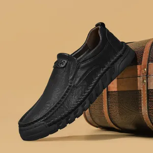 Klassieke zwarte leren herenschoen met zichtbare stiksels op een vintage doos