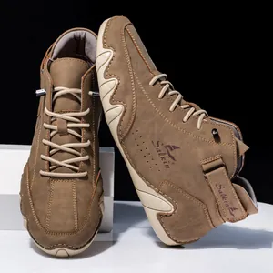 Detailansicht brauner Wildleder-High-Top-Boots mit wellenförmiger Gummisohle und Klettverschluss