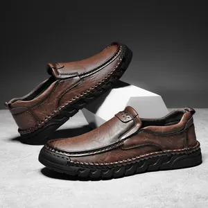 Donkerbruine heren vrijetijdsschoenen van leer met handgemaakte stiksels en rubberen zool