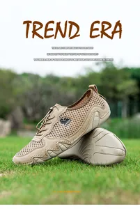 Detail van kaki leren mesh sneakers met trekkoordsluiting en LDECK-logo op groen grasveld