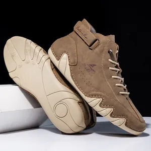 Detail von braunen High-Top-Freizeitschuhen mit Klettverschluss und welliger Sohle