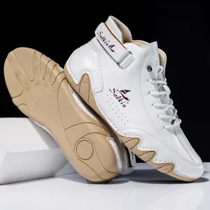 Detailansicht der High-Top-Sneaker aus weißem Leder mit rutschfester Gummisohle