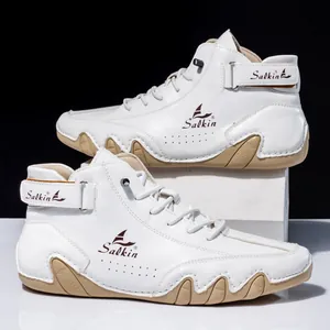 Makroaufnahme weißer High-Top-Sneaker mit Klettverschluss und welliger Sohle