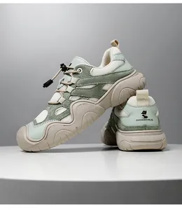 Detail von Echtleder-Wanderschuhen mit Schnellladesystem und dicker Sohle im Freien