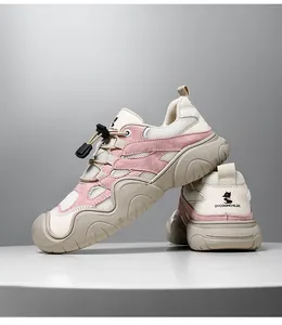 Detail von rosa und beigefarbenen Lederschuhen mit praktischem Schnellverschlusssystem