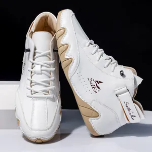 Weißer High-Top Sneaker mit Klettverschluss und welliger Anti-Rutsch-Sohle