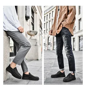 Gros plan détaillé de chaussures pour hommes en cuir noir avec texture et semelle en caoutchouc