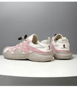 Detailansicht der pink-weißen Mesh-Sneaker mit strukturierter Plateausohle und Kordelzug