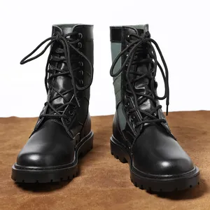 Robuste taktische Kampfstiefel aus schwarzem Leder und grünem Canvas mit Profilsohle