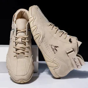 Detailansicht der khakifarbenen Wildleder-Stiefel mit Wellensohle und Fersenriemen
